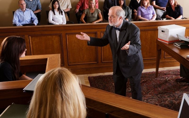 Ai là người có quyền nhờ luật sư bào chữa khi bị tạm giam?